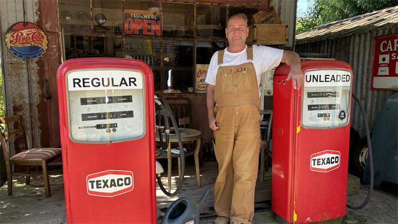 Vor sieben Jahren hat Christian auf seinem Hof eine Tankstelle im amerikanischen Stil der 1950er Jahre aufgebaut.