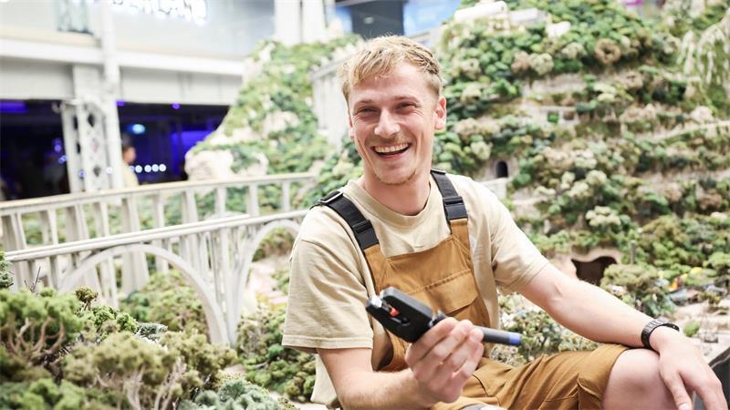 5 Köpfe hinter dem Hamburger Miniatur Wunderland Vor sieben Jahren im Miniatur Wunderland gelernt und noch immer mit Spaß bei der Arbeit: Elektroniker und Mechatroniker Marvin Eccarius.