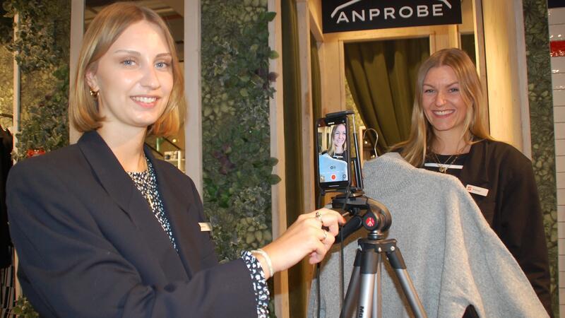 Vor und hinter der Kamera für das Modehaus Stackmann: Carina Cassens (links) und Janina Frenzel.