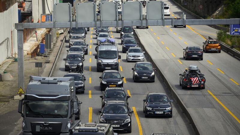 Vor und nach dem Elbtunnel bei Waltershof behindern ohnehin die Bauarbeiten zur A7-Erweiterung den Verkehr.