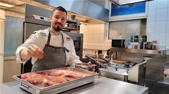 Vor vier Jahren hat Sebastian Uecker den Gasthof Wurster Hof in Dorum von seinen Eltern übernommen - zunächst zusätzlich zum Angestelltenjob.