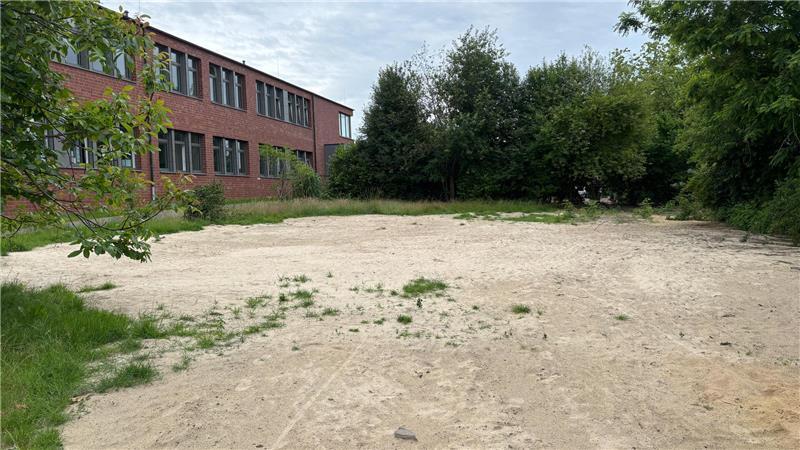 Sanierung: Das passiert in den Ferien an den Horneburger Schulen Vor wenigen Monaten stand zwischen Schulhof und Oberschul-Neubau noch ein Wohnhaus. Das ist inzwischen abgerissen - eine Erweiterungsmöglichkeit für den Schulhof ist denkbar.
