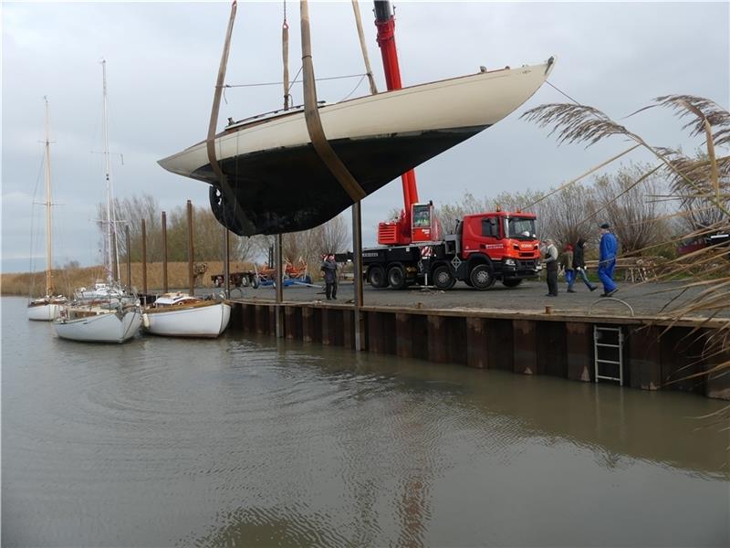 Vor wenigen Tagen wurde im Barnkruger Hafen abgekrant - mit neuer Spundwand und neuen Streichpfählen. Foto: Knappe