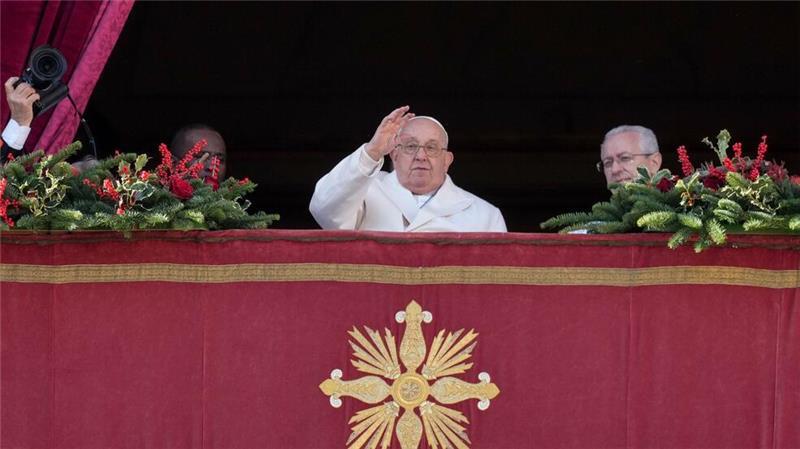 „Waffen sollen schweigen“ - Papst mahnt zu Frieden Vor zahlreichen Gläubigen spricht der Papst seine Weihnachtsbotschaft.