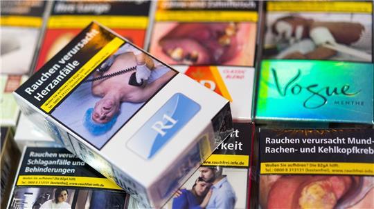 Vor zehn Jahren beschloss der Bundestag: Auf allen Zigarettenschachteln müssen Warnbilder und -hinweise abgedruckt werden. (Symbolbild)