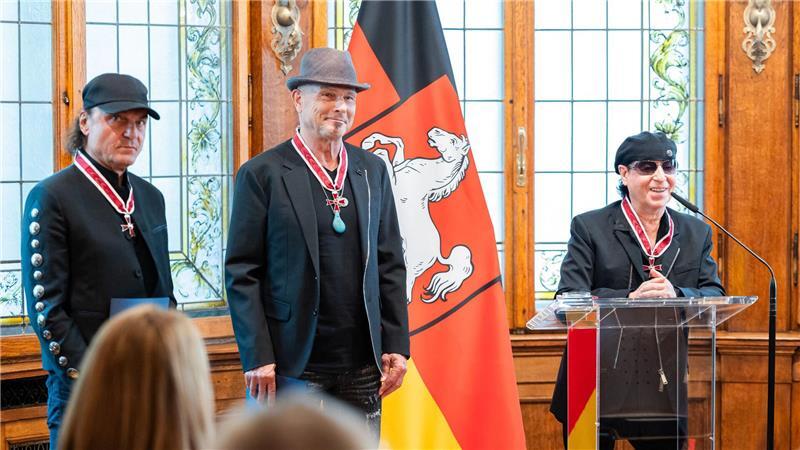 60 Jahre Scorpions: Darum sind sie solche Weltstars Vor zwei Jahren erhielten Matthias Jabs, Rudolf Schenker und Klaus Meine das Große Verdienstkreuz des Niedersächsischen Verdienstordens. (Archivbild)