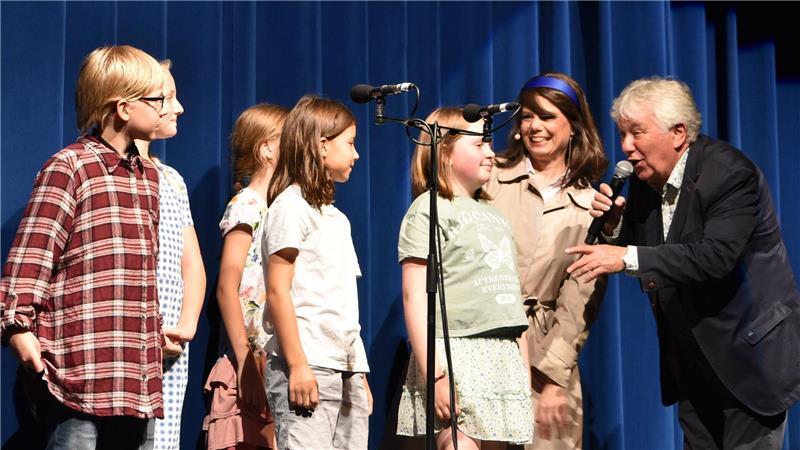 Maritimes Spektakel mit Beachparty und Stargast am Buxtehuder Hafen Vor zwei Jahren war Rolf Zuckowski als Ehrengast bei Birgit Steinharts Musicalaufführung und sang mit den jungen Darstellern zusammen auf der Halepaghenbühne.
