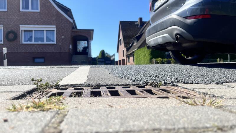 Vor zwei Jahren wurde einfach Splitt auf der Straße aufgebracht. Seitdem ist sie lauter geworden.