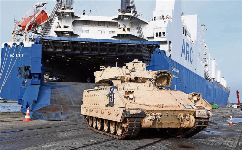 Vor zwei Jahren wurde im Kaiserhafen das Gerät einer ganzen US-Brigade in Richtung Polen verladen. Jetzt kündigt die US-Armee die Ankunft von weiterem Equipment an für eine ganze Reihe von Nato-Missionen. Zu Zeitpunkt und Mengen wurde nichts gesagt. Archivfoto: Scheer