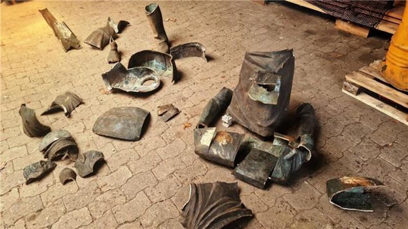 Vor zwei Jahren zerstückelt und zerstört: Nur noch einzelne Teile der Hemmoorer Zementpacker-Bronzeskultur sind erhalten geblieben. Doch die werden zusammengeführt und der Zementpacker steht wahrscheinlich noch in diesem Jahr auf dem Rathausplatz. (Archivfoto)