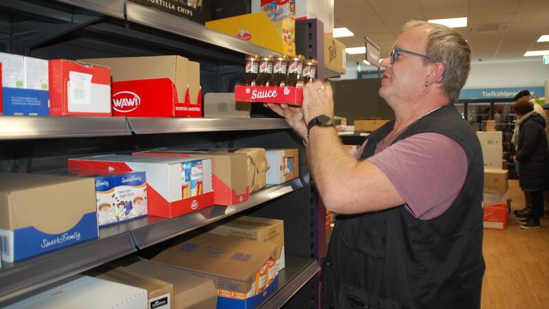 Vorab ein Einblick: Rund 3500 Produkte räumt Mike Friedrich in die Regale.