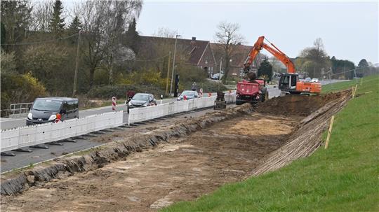 Vorarbeiten: Der Autoverkehr wird in Hinterbrack im April über den Deich - einspurig im Wechsel - an der Baustelle vorbeigeführt. Die K39 wird voll gesperrt, damit das Einbaugerät für das Siel ausreichend Platz hat. Der Kran wird auf der Fahrbahn stehen.