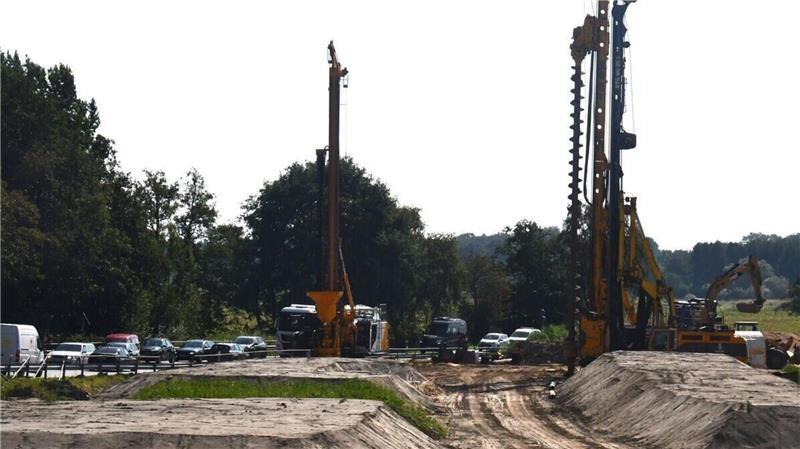 Vorarbeiten abgeschlossen: Für den Neubau der Ostebrücke an der B73 beginnt nun die sogenannte Liegezeit der Vorbelastungsdämme.