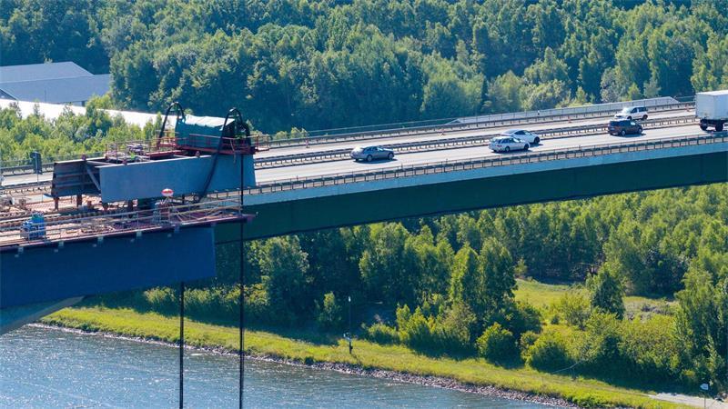 Nächtlicher Kraftakt schließt Lücke in Rader Hochbrücke Voraussichtlich gegen 4.00 Uhr bis 5.00 Uhr soll das Mittelteil eingesetzt werden.