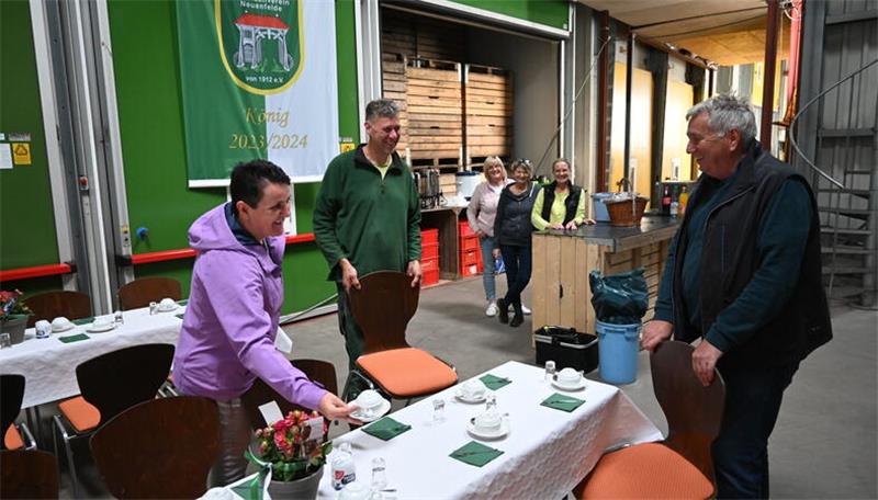 Vorbereitung: Blick in die Königburg von Nils Tamke (Mitte), auch der Vorsitzende Helwig Schwartau (rechts) packt mit an. Das Apfellager auf seinem Obsthof in Neuenfelde wird zum Festsaal.
