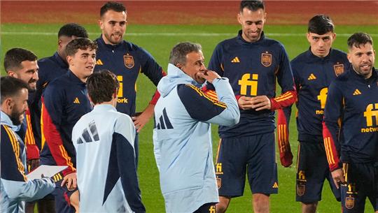 Vorbereitung auf die WM in Katar, Spanien. Luis Enrique, Trainer der Nationalmannschaft von Spanien, spricht während einer Trainingseinheit zu seinen Spielern. Foto: Paul White/AP/dpa