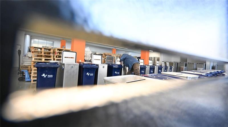 Vorbereitung von Wahlurnen für die Bundestagswahl