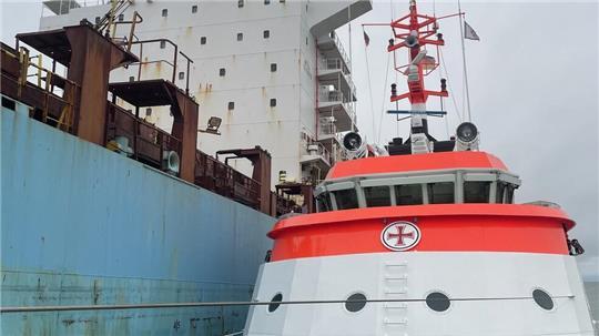 Vorbereitung zur Abbergung eines erkrankten Seemannes von dem Containerfrachter „Maersk Newcastle“: Die "Hermann Marwede" liegt längsseits für die Übernahme.