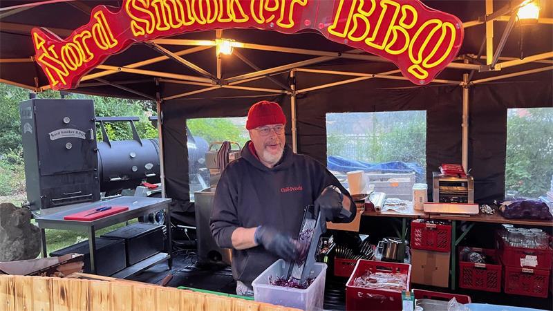 Raffinesse vom Rost: Wie die Barbecue-Fans für Grill-Genuss sorgen Vorbereitungen für den Ansturm der Gäste: Peter Baumgarten von Nord Smoker BBQ aus Himmelpforten.