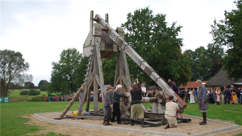 Vorbereitungen zum Abwurf: Der neun Meter lange Wurfarm wurde mit einer Winde nach unten geholt.