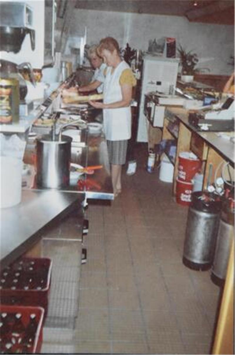 Vorbesitzerin Christa Otten half kurz im neuen Imbiss aus. Dann lief es in „Ottens Grillstube“ wie am Schnürchen.Foto: Kriete
