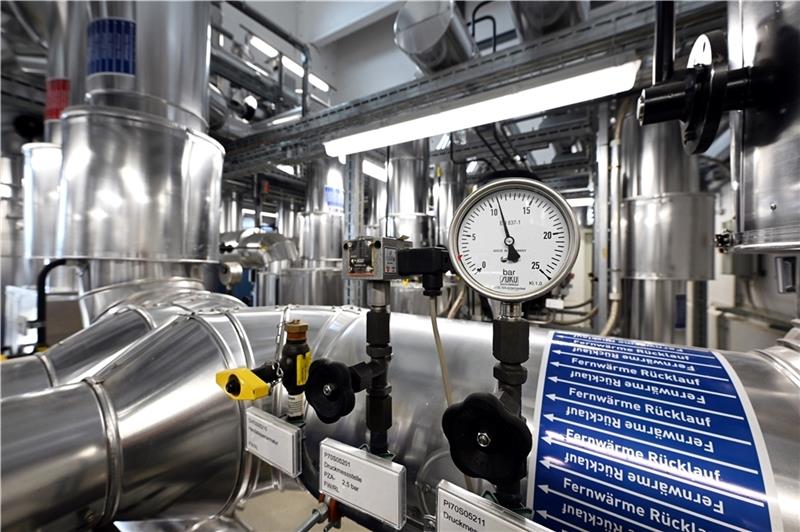 Heizungsgesetz: Wie ein Wärmeplan den Altändern bei der Energiewende helfen soll Vorbild für das Alte Land und Horneburg: „Fernwärme Rücklauf“ steht auf den Rohren in einem Solarthermie-Kraftwerk in Potsdam. Foto: Stache/dpa