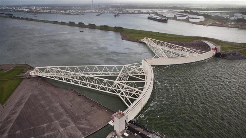 Kommt das Mega-Sperrwerk in der Elbmündung? Vorbild für die Elbe? Blick auf das Maeslant-Sperrwerk bei Rotterdam.