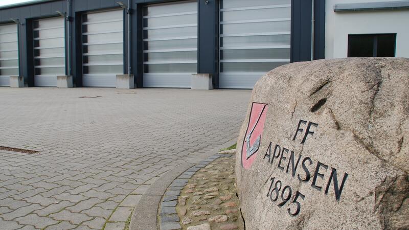 Millionen-Loch im Haushalt: Drastische Einsparungen bei der Apenser Feuerwehr Vorbildlich: Das moderne Feuerwehrhaus in Apensen. Hingegen sind in Goldbeck, Wiegersen und Revenahe Erneuerungen nötig.
