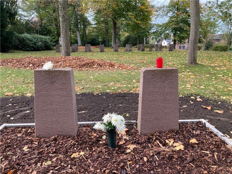 Vorbildlich: die Gräber des Kriegsgefangenen Jerzy Kobylinski und des KZ-Häftlings Fernando Defaux auf dem Garnisonsfriedhof. Foto: Michael Quelle