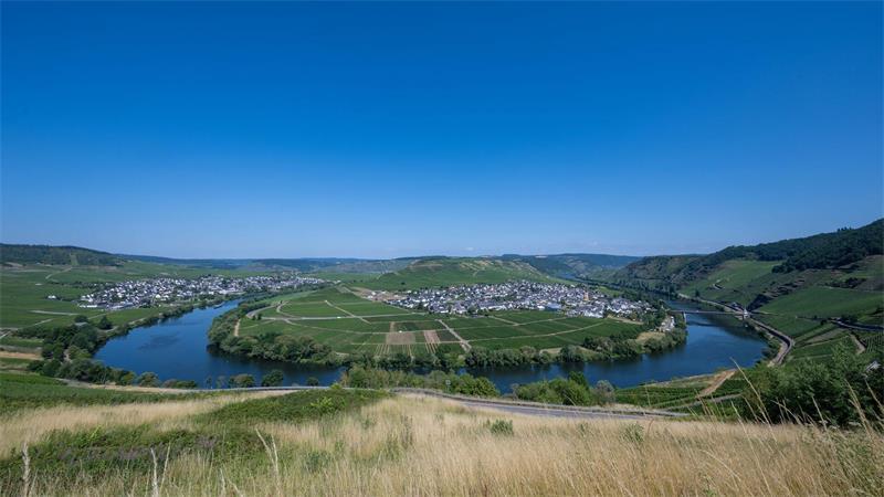 Vorerst ist der Himmel strahlend blau über der Mosel und den angrenzenden Weinbergen bei Trittenheim in Rheinland-Pfalz. 