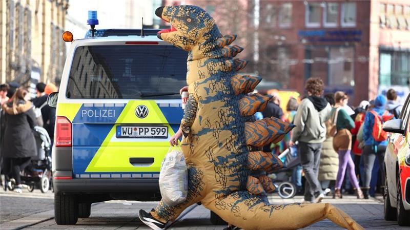 Vorfahrt für Dinos - jedenfalls beim Faschingszug in Würzburg.