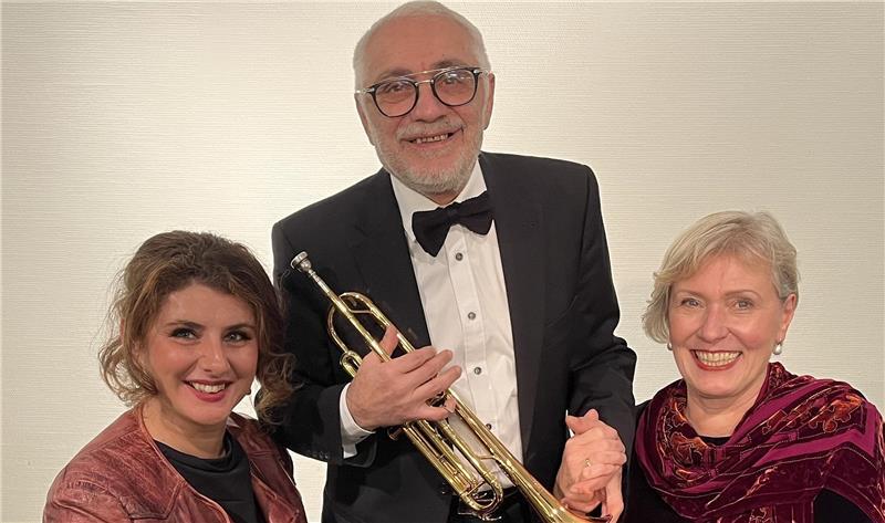 Vorfreude: Rita Gerding-Hitschler (rechts) und Evgenia Schulz bereichern die Big Band Himmelpforten mit ihren Stimmen. Darüber freut sich auch Bandleader Vardan Tonojan.