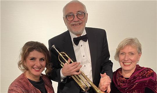 Vorfreude: Rita Gerding-Hitschler (rechts) und Evgenia Schulz bereichern die Big Band Himmelpforten mit ihren Stimmen. Darüber freut sich auch Bandleader Vardan Tonojan.