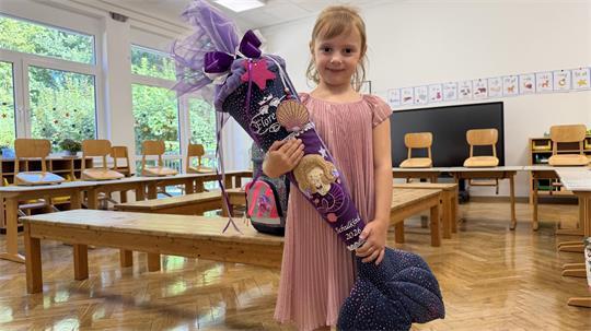 Vorfreude auf die Einschulung in Wiegersen: Florentine in ihrem neuen Klassenraum.