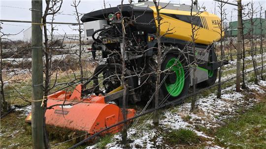 Vorführung auf dem Obsthof Schliecker in Jork-Gehrden: Ein AgXeed-Obst-Roboter fährt, wie von Geisterhand gesteuert, autonom durch die Plantage.
