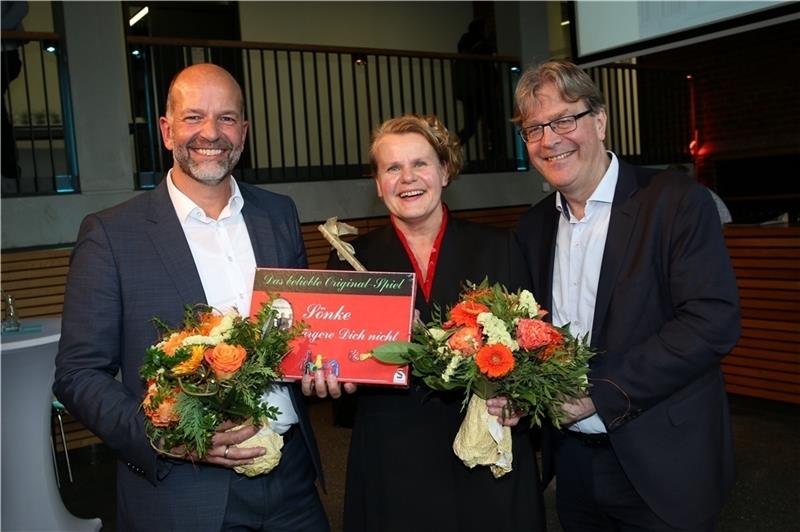 Vorgänger, Amtsinhaberin und Präsident: Sönke Knutzen (von links) übergibt den Staffelstab an Kerstin Kuchta. Ed Brinksma freut sich.