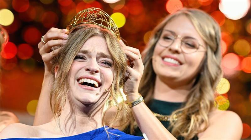 Vorgängerin Brockmann (r) krönt Nachfolgerin Weihl (l)