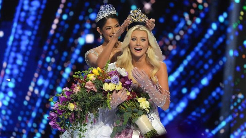 Dänin Victoria Kjær Theilvig zur neuen Miss Universe gekürt Vorgängerin Sheynnis Palacios setzt der neuen Miss Universe, Victoria Kjær Theilvig, die Tiara auf.
