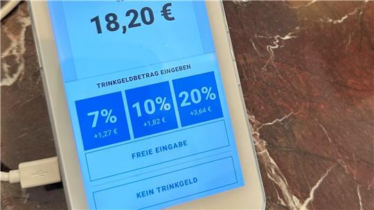 Vorgegebene Trinkgeld-Optionen bei der Kartenzahlung kommen bei vielen Menschen einer Umfrage zufolge nicht gut an. (Archivbild)