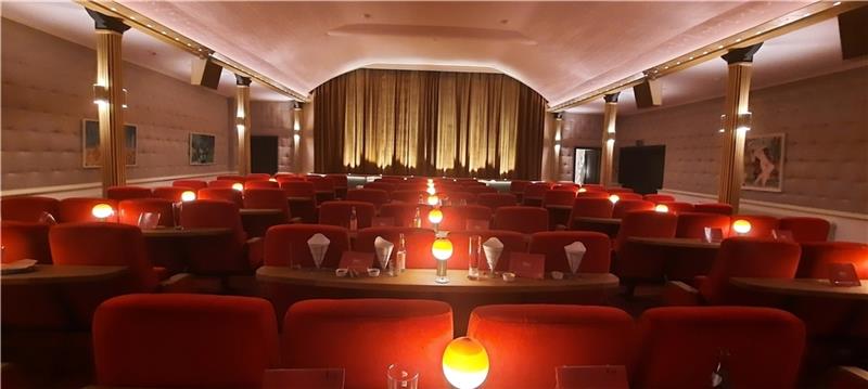 Sofa-Feeling und kuriose Fundstücke: Ein Abend im Harsefelder Kino Vorhang zu. Die Vorstelung im historischen Saal von 1928 ist zu Ende.