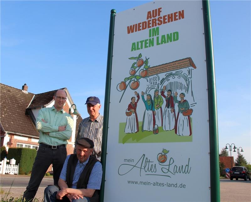 Vorher: Andreas Bartels (von links), Helmut Ellmers und Klaus-Dieter Busch von der Arbeitsgemeinschaft Dorferhaltung Rübke (ADR) vor dem Schild, das zum Ärger der Rübker bisher am Ortseingang von Rübke die Besucher aus dem Alten Land verabs