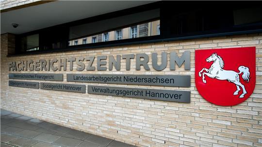 Vorm Landesarbeitsgericht streiten die beiden VW-Manager jetzt um Schadensersatz und Schmerzensgeld von VW. Entscheiden will das Gericht erst später. (Archivbild)