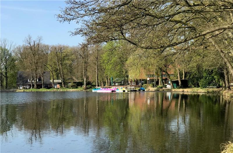 Vormittägliche Ruhe: In diesen Apriltagen explodiert die Natur rund um den Appelbecker See. Die Tretboote warten auf Freizeitkapitäne. Foto Lepél