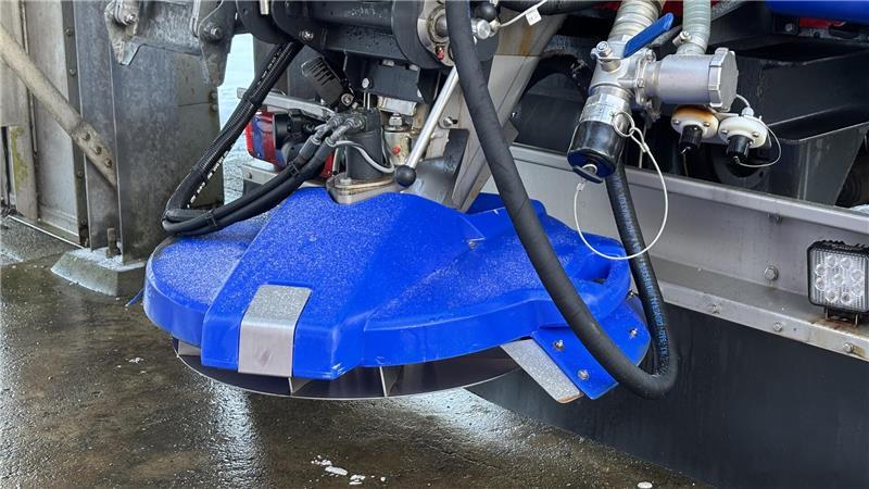 Vorne am Fahrzeug wird geräumt, hinten wird mit einem Streuteller ein Gemisch aus Salz und Lauge auf die Straße gestreut.