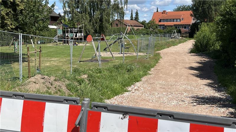 Vorne ist der bestehende Spielplatz am Struckweg in Borstel zu sehen, die Baustraße rechts führt zum zukünftigen Naturerfahrungsraum.