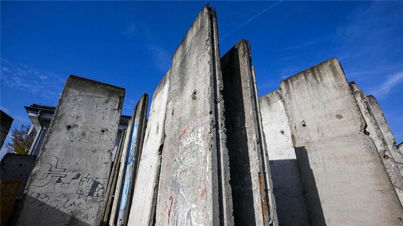 Die Mauer als Souvenir: Das Geschäft mit den Steinbrocken Vorrat genug: Auf dem Hof der Brüder Sacha stehen noch mehrere Mauerteile.