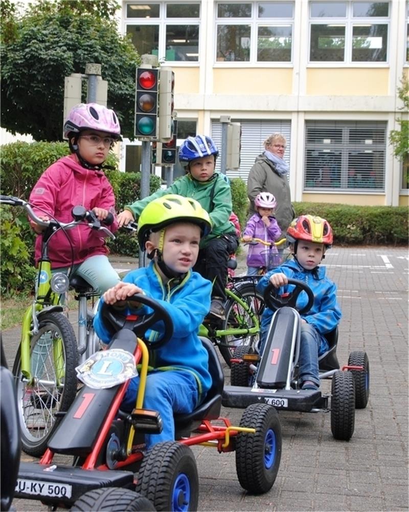 Drei goldene Regeln der Verkehrserziehung Vorschulkinder beim Unterricht mit der Verkehrswacht auf dem Buxtehuder Verkehrsübungsplatz.