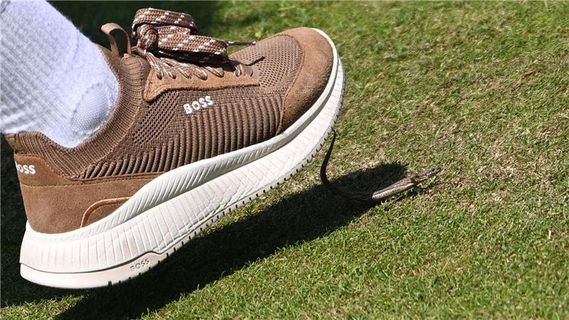 Vorsicht Echse: Ein Ballmädchen vertreibt beim Tennis in Stuttgart eine Echse vom Centre Court.