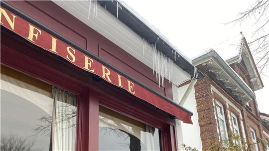 "Vorsicht Eiszapfen" warnt in im Café Port in Buxtehude ein Schild im Fenster.