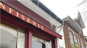 "Vorsicht Eiszapfen" warnt in im Café Port in Buxtehude ein Schild im Fenster.